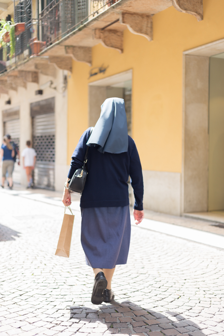 Catholic nun shops in Verona
