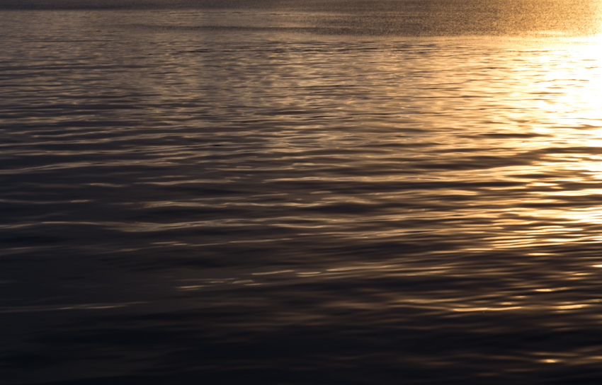 Galapagos_sunset_golden water